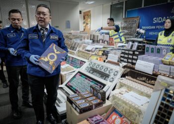 NIK Yusaimi Yussof menunjukkan barang rampasan ketika sidang media berkaitan Ops Mulia di Kompleks Setia Perkasa di Putrajaya.. - UTUSAN/AIZ ALIF ZUBIR