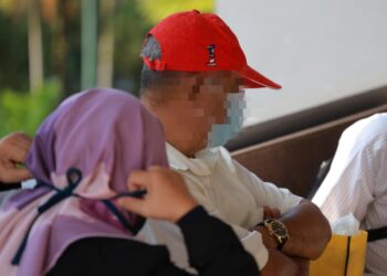 LELAKI warga emas yang dihadapkan di Mahkamah Sesyen Teluk Intan hari ini atas pertuduhan melakukan amang seksual fizikal ke atas cucu tirinya yang berusia 11 tahun pada Disember lalu. - UTUSAN