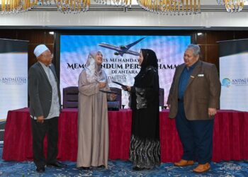 IDA RISWANA dan Che Zakiah Ahmad bertukar dokumen dalam Majlis Menandatangani Memorandum Persefahaman (MoU) diantara Andalusia dan Saudi Airlines (Saudia)  di sini. - UTUSAN/MOHD AMARULLAH