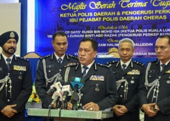 RUSDI Mohd. Isa (tengah) bercakap kepada pemberita pada sidang akhbar di Ibu Pejabat Polis Daerah (IPD) Cheras, hari ini.