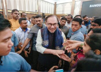 ANWAR Ibrahim bersalam dengan hadirin pada Majlis Sambutan Kelahiran Dr Ambedkar ke-133 & Konvensyen Antarabangsa Ambedkar di IDCC Shah Alam, semalam. – UTUSAN/AFIQ RAZALI