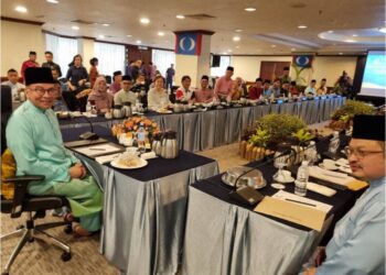 ANWAR Ibrahim menghadiri Perjumpaan Khas MPN Sabah di Kota Kinabalu hari ini - UTUSAN/SURAIDAH ROSLAN
