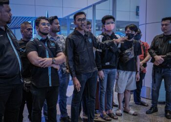AZIRUL Syafiq Sazali (tiga, kiri) ketika sidang media dengan tiga mangsa sindiket pemerdagangan manusia di KLIA Terminal 1. - UTUSAN/FAIZ ALIF ZUBIR