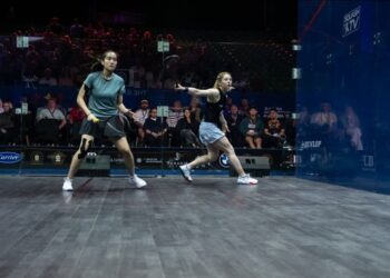 AIRA Azman (kiri) sewaktu beraksi menentang Georgina Kennedy pada peringkat 16 terbaik Kejohanan Skuasy Antarabangsa El Gouna di El Gouna, Mesir, semalam. - IHSAN PSA WORLD TOUR