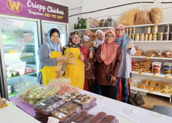 AIZA Syafinaz Shahak (dua dari kiri) bersama pelanggan di kedainya di Perumahan Awam Desa Rejang, Setapak.