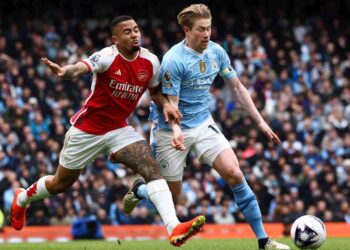 PENYERANG Arsenal, Gabriel Jesus (kiri) bersaing dengan pemain tengah Manchester City, Kevin De Bruyne dalam saingan Liga Perdana Inggeris di Etihad. - AFP