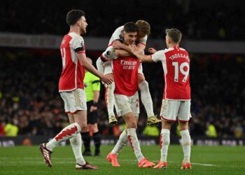 Pemain Arsenal meraikan jaringan gol  Kai Havertz menentang Chelsea di Emirates, London, hari ini. Arsenal menang 5-0. - AFP