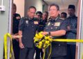 AZAM Baki memotong reben ketika merasmikan Pejabat SPRM Cawangan Gua Musang di Bangunan Wisma Persekutuan, semalam.