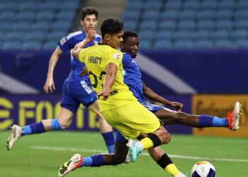 PENJARING tunggal gol Malaysia Haqimi Azim Rosli diasak pemain Kuwait dalam saingan Piala Asia B-23 di Doha, Qatar, semalam. Malaysia tewas 2-1. – IHSAN FAM