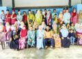 SEBAHAGIAN daripada waris Md. Yusof Kassim bergambar dalam perjumpaan keluarga sempena sambutan Hari Raya Aidilfitri di Kampung Melayu Bukit Panjang, Pekan Nanas, Pontian di Johor.
