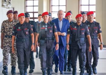 Najib Tun Razak hadir bagi sambung perbicaraan kes 1Malaysia Development Berhad (1MDB) di Mahkamah Tinggi Kuala Lumpur, semalam. – MINGGUAN/FARIZ RUSADIO