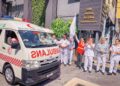 DANIEL Gooi (empat dari kanan) ketika melakukan simbolik pelepasan ambulan yang beroperasi selama 24 jam sempena Aidilfitri di George Town, baru-baru ini.