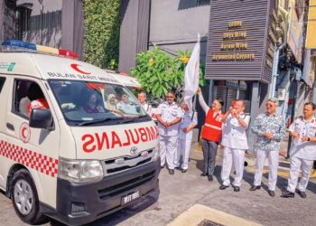 DANIEL Gooi (empat dari kanan) ketika melakukan simbolik pelepasan ambulan yang beroperasi selama 24 jam sempena Aidilfitri di George Town, baru-baru ini.