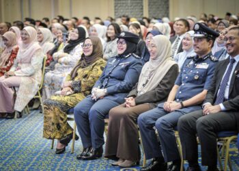 Sebahagian pegawai yang menghadiri Majlis Perhimpunan Bulanan Warga Kementerian Kewangan di Putrajaya semalam. – UTUSAN/FAIZ ALIF ZUBIR