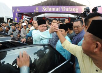 Anwar Ibrahim bersalaman dengan orang ramai yang menghadiri Majlis Sambutan Aidilfitri Madani 2024 Peringkat Negeri Johor di Padang Begonia, Angsana Johor Bahru Mall, Johor Bahru. -UTUSAN/RAJA JAAFAR ALI