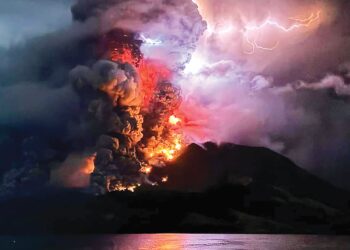 GAMBAR yang diambil Pusat Letusan Gunung Berapi dan Tebatan Bahaya Geologi menunjukkan Gunung Ruang mengeluarkan lava panas dan asap di Kepulauan Sangihe seperti yang dilihat dari Sitaro, Sulawesi Utara, kelmarin. – AFP