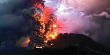 GAMBAR yang diambil Pusat Letusan Gunung Berapi dan Tebatan Bahaya Geologi menunjukkan Gunung Ruang mengeluarkan lava panas dan asap di Kepulauan Sangihe seperti yang dilihat dari Sitaro, Sulawesi Utara, kelmarin. – AFP
