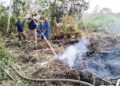 ANGGOTA Bomba dan Angkatan Pertahanan Awam Malaysia berusaha memadam kebakaran tanah gambut 
di Kampung Batu Karang, Rantau Panjang, Kelantan semalam. – UTUSAN/ROHANA ISMAIL