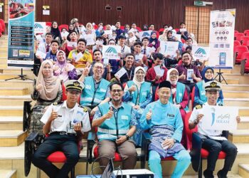 PARA pelajar PUO Ipoh yang menerima sumbangan kewangan daripada Yayasan Ikram Malaysia baru-baru ini. – IHSAN PUO