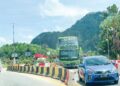 PENGGUNA mendakwa kenderaan berat yang kerap kali melalui jalan sementara Gua Musang-Kuala Lipis di Gua Musang, Kelantan punca ia cepat rosak. – UTUSAN/AIMUNI TUAN LAH