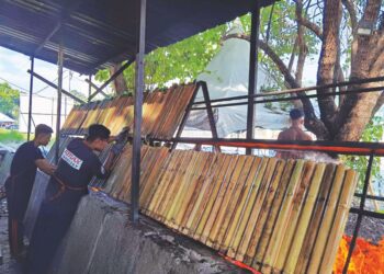 HARGA lemang pokok buluh yang dijual di Teluk Kumbar, Pulau Pinang terpaksa dinaikkan tahun ini susulan kenaikan keseluruhan kos bahan mentah. – MINGGUAN/SAFINA RAMLI