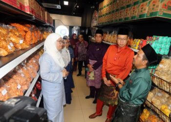 AZULITA Salim (kiri) melawat Peladang Premium Outlet PPN Negeri Perak di Ipoh hari ini. - UTUSAN