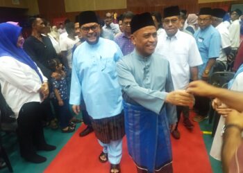 SAARANI Mohamad bersalaman dengan peserta Konvensyen Kerajaan Perpaduan Madani peringkat daerah Kerian 2024 di Parit Buntar hari ini. - UTUSAN