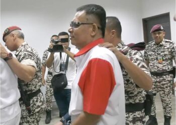 TERTUDUH semasa menghadiri prosiding perbicaraan di Mahkamah Tinggi Kota Bharu, Kelantan semalam. – UTUSAN/ROSALWANI CHE SOH