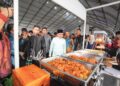 Anwar Ibrahim melawat gerai-gerai makanan sempena Majlis Sambutan Aidilfitri Madani 2024 Peringkat Negeri Johor di Angsana Johor Bahru Mall, semalam. – UTUSAN/RAJA JAAFAR ALI
