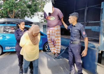 SEPASANG kekasih dihadapkan ke Mahkamah Sesyen Seremban semalam bagi tuduhan mengabaikan seorang kanak-kanak perempuan sehingga maut dalam kejadian di sebuah taman perumahan di Port Dickson, bulan lalu. 
– UTUSAN/MOHD. SHAHJEHAN MAAMIN