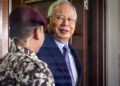 Najib Tun Razak hadir pada perbicaraan kes penyelewengan dana 1MDB di Kompleks Mahkamah Kuala Lumpur, semalam. -UTUSAN/SADDAM YUSOFF