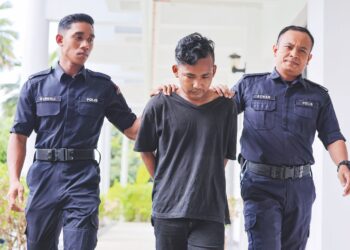 Bapa yang dipercayai mendera anak kandung hingga mati didakwa atas tuduhan membunuh di Mahkamah Majistret Bandar Baru Bangi, Selangor semalam. – UTUSAN/AMIR KHALID