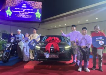 PENGERUSI CBP, Datuk Baharom Embi (tiga dari kanan) bergambar bersama pemenang  Kempen Hello CBP 2024 Bagi Suku Pertama dalam majlis penyampaian hadiah dan rumah terbuka CBP, di Kuala Lumpur semalam.