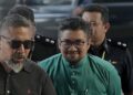 BADRUL Hisham Shaharin (baju hijau) tiba di Mahkamah Sesyen Kuala Lumpur bagi menghadapi pertuduhan menfitnah dan menghasut. - UTUSAN/AMIR KHALID