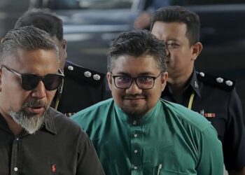 BADRUL Hisham Shaharin (baju hijau) tiba di Mahkamah Sesyen Kuala Lumpur bagi menghadapi pertuduhan menfitnah dan menghasut. - UTUSAN/AMIR KHALID