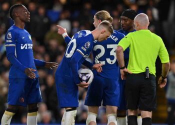 Conor Gallagher (tiga dari kiri) meleraikan pertengkaran Nicolas Jackson (kiri) dan Noni Madueke (dua dari kanan) ketika Cole Palmer mahu mengambil sepakan penalti menentang Everton dalam saingan Liga Perdana Inggeris di Stamford Bridge, London, semalam. Chelsea menang 6-0 dalam perlawanan itu. – AFP