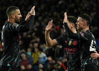 TONGGAK tengah Manchester City, Phil Foden (kanan) meraikan kemenangan bersama rakan sepasukan selepas membelasah Brighton 4-0 dalam aksi Liga Perdana Inggeris pagi tadi. - AFP