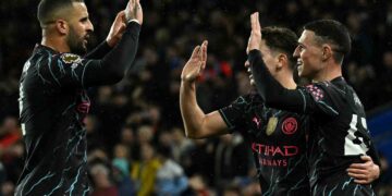 TONGGAK tengah Manchester City, Phil Foden (kanan) meraikan kemenangan bersama rakan sepasukan selepas membelasah Brighton 4-0 dalam aksi Liga Perdana Inggeris pagi tadi. - AFP