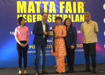 NIGEL Wong (dua dari kiri) menyampaikan cenderamata kepada Nicole Tan pada Majlis Perasmian MATTA Fair Negeri Sembilan 2024 Kali Ke-27 di Seremban semalam.