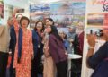 NICOLE Tan Lee Koon merakam gambar selepas merasmikan  pameran pakej pelancongan, MATTA Fair Negeri Sembilan 2024 Kali Ke-27 yang diadakan di pusat beli-belah Palm Mall, Seremban yang bermula hari ini.-UTUSAN/BADRUL HAFIZAN MAT ISA.