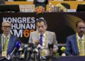 Hamidin Mohd Amin (tengah) dilantik sebagai Presiden Kehormat FAM.