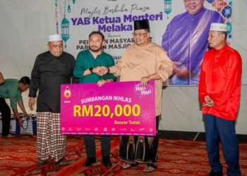 AB. RAUF Yusoh menyampaikan sumbangan pada Majlis Berbuka Puasa dan Penyampaian Sumbangan UMNO Bahagian Masjid Tanah di Villa D’Acqua, Masjid Tanah, Melaka.