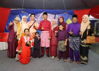 FAIRUL NIZAM Roslan (empat dari kiri) bergambar bersama orang ramai yang hadir ke Majlis Rumah Terbuka Aidilfitri DUN Rembia di Japerun Rembia, Alor Gajah, Melaka.