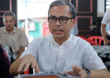 FAHMI ketika membuat perjumpaan bersama komuniti di Cendol Pak Samat, di sini -UTUSAN/M. FIRDAUS M. JOHARI