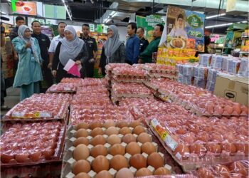 FUZIAH Salleh ketika dalam sesi `walkabout’ pelaksanaan Skim Harga Maksimum Musim Perayaan (SHMMP) sempena Hari Raya Puasa 2024 di Pasaraya LYC, dekat Kemunting, Kuantan, hari ini. UTUSAN/ DIANA SURYA ABD WAHAB