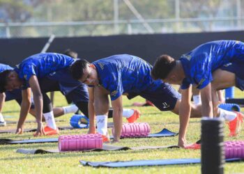 PEMAIN-pemain Terengganu FC menjalani latihan harian di Kuala Terengganu sebagai persiapan mengharungi musim baharu Liga Malaysia yang akan bermula Mei ini.