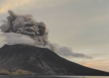 LETUSAN Gunung Ruang menyebabkan ruang udara di kepulauan Borneo, Sabah dan Sarawak tercemar dengan gas Sulfur Dioksida yang boleh menjejaskan tahap kesihatan penduduk. - AFP