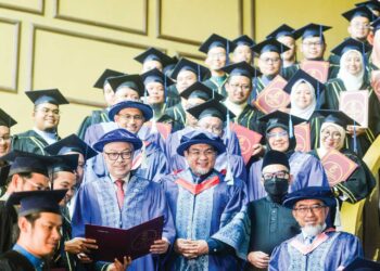 SYED Saleh Syed Abdul Rahman (baris depan, empat dari kanan) dan Dr. Sharifudin (baris depan, tiga dari kanan) bersama peserta-peserta pada Majlis Penutup dan Penyampaian Sijil Program Eksekutif Pembimbing Ibadat Haji (EPIH) di Port Dickson, semalam. - UTUSAN/MOHD. SHAHJEHAN MAAMIN.