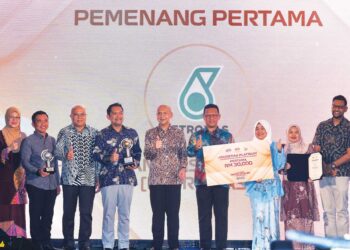 Armizan Mohd. Ali (tengah) bersama pasukan daripada Petronas yang memenangi Anugerah Platinum (Pembangunan Lestari Harta Intelek) pada majlis Anugerah Harta Intelek Negara 2024 di Menara MyIPO, PJ Sentral, Petaling Jaya, semalam. – UTUSAN/SYAKIR RADIN