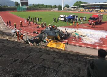 KEADAAN helikopter yang diterhempas di Stadium TLDM Lumut. - UTUSAN/MEDIA SOSIAL